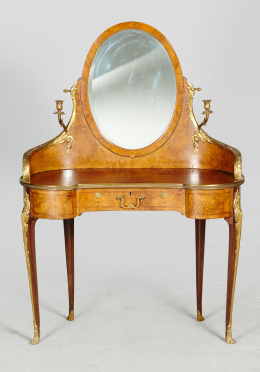933.  Tocador estilo Luis XV en raíz y montado en bronce dorado, ff. del S. XIX - pp. del S. XX..