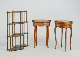 1315.  Pareja de mesas de riñón de estilo Luis XV, en madera de caoba con marquetería, aplicaciones de latón y tapa de mármol.S. XX.
