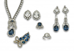 716.  Lote de bisuteria años 50de metal y strass, formado por: dos parejas de pendientes, un colgante dos anillos y un collar.