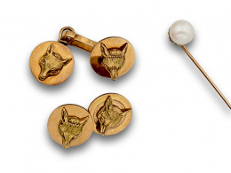 103.  Lote de gemelos dobles unidos por sistema de ocho en oro de 18K y alfiler con perla en oro de 18K.