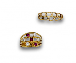 177.  Dos anillos pequeños:uno trenzado, otro con circonitas y rubies sintéticos.