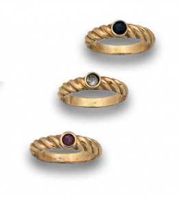 595.  Tres anillos de oro gallonado de 18k con zafiro ,esmeralda y símil diamante.
