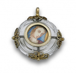 544.  Medallón devocional s.XVIII en  cristal de roca y  filigrana de plata vermeill con grabados de Virgen.