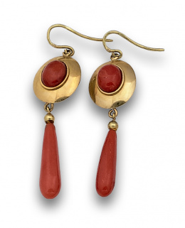 588.  Pendientes largos de coral con perillas colgantes de cabuchón enmarcado en oro de 18K.