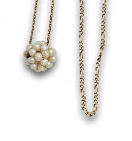 777.  Lote de colgante esférico de perlas de agua dulce con cadena de metal y cadena de eslabón combinado en oro de 18K.