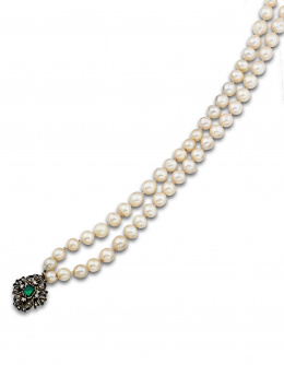 19.  Collar de pp.s.XX con dos hilos de perlas ligeramente barrocas, y cierre isabelino de esmeralda y diamantes. En oro de 18K con frente de plata.
