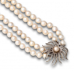 36.  Collar dos hilos de perlas cultivadas japonesas de 8 mm aprox con broche de flor en plata con símil perla y strass.