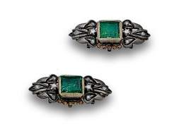 566.  Pareja de piezas isabelinas con esmeraldas y hojas de diamantes en plata.