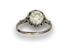 644.  Solitario de brillante con un peso estimado de 2,15 ctes, pureza VS2-SI1 y color N-O