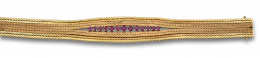 610.  Brazalete de malla de oro con línea central de rubíes entre dobles trenzas de oro liso y mate de 18K.