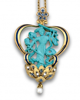 603.  Colgante con Diosa de turquesa en marco de oro de 18K con esmalte azul,brillantes, zafiros y perla. Con cordón en oro de 18K.