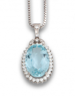 708.  Colgante con aguamarina oval de 25 ctes orlada de brillantes y con remate de hojas, con cadena de oro blanco de 18K.