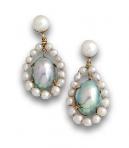 86.  Pendientes largos de perlas grises y blancas con forma de lagrima colgante de perla cultivada .En oro de 18K