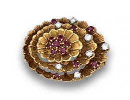 608.  Broche flor oval asimétrico de rubíes y brillantes en oro mate de 18K.