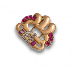 40.  Broche clip de diamantes y rubíes sintéticos años 40 con diseño de formas geométricas y hojas onduladas.