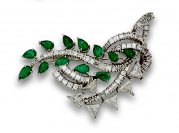 641.  Broche años 60 con esmeraldas talla perilla ,y diamantes talla baguette y triángulo, en oro blanco de 18K.