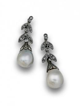568.  Pendientes largos s.XIX  con perilla de perla barroca ,posiblemente naturales,y hojas de diamantes en platino.
