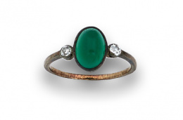 545.  Sortija Art-decó con cabuchón de crisoprasa y parejas brillantes en chatón en oro rosa de 18K.