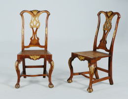 973.  Pareja de sillas de estilo chippendale de madera de nogal y madera estucada y dorada.Trabajo andaluz, S. XVIII..