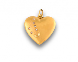 600.  Colgante francés de pps s XX en forma de corazón, con ramo de muguet de perlas finas.