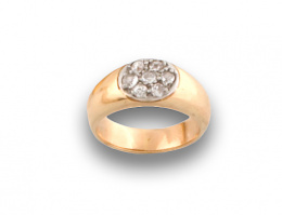 601.  Sortija tipo sello pps s XX con pavé oval de brillantes de talla antigua.