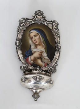 1181.  Benditera de plata, repujada y cincelada, retablillo con placa esmaltada con la Virgen.Quizás trabajo francés, ff del S. XIX - pp. del S. XX..
