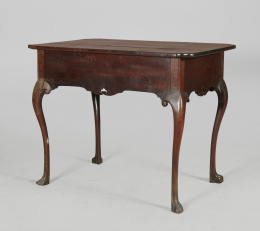 936.  “Tea table” de madera de nogal.Trabajo inglés, S. XVIII.