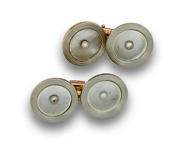 581.  Gemelos dobles franceses Art-Decó con círculos enmarcados en platino y nácar y centros de perlas finas.