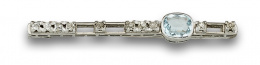 579.  Broche alfiler Art-Decó con aguamarina y brillantes de talla antigua en platino.