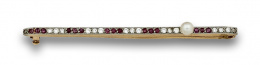 577.  Broche alfiler Art-Decó con rubíes , brillantes y perla fina.