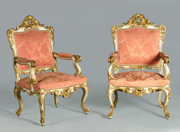 385.  Pareja de sillones Carlos III en madera tallada, policromada y dorada.Trabajo español, mediados del S. XVIII..