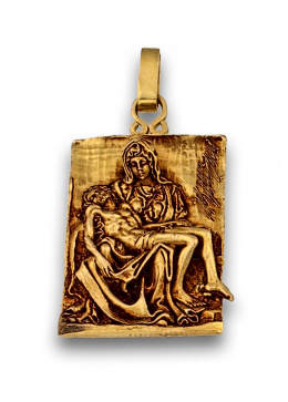 159.  Colgante de “Pietá “en medio relieve realizado en oro de 18K . Pieza firmada, con su estuche original con blasón del Vaticano
