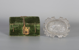 600.  Cofre con alma de madera  forrada en terciopelo verde, herrajes de hierro dorado, cerradura con forma de escudo.Trabajo español, S. XVI..