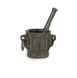 920.  Mortero de bronce con costillas y asas de orejas.Trabajo español, S. XV.