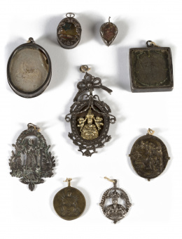 378.  “La Coronación de la Virgen” medalla devocional de plata en su color y plata dorada, con marco oval sustentado por un lazoTrabajo español, h. 1800.