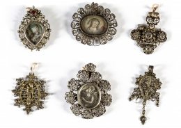 611.  Medalla devocional de plata sobre dorada, y dos vitrales; ambos con  grabados coloreados, marco de filigrana.Trabajo español, S. XVIII..