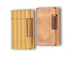 692.  Encendedor Dupont plaqué or estrias verticales y bandas punta de diamante.