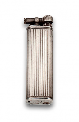 714.  Encendedor Dunhill plaqué plata años 30 con decoración de estrías verticales
