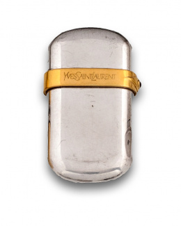711.  Encendedor Saint Laurent plateado y banda plaqué or.
