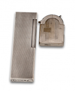 707.  Encendedor Dupont de mesa plateado con decoración punta de diamante.