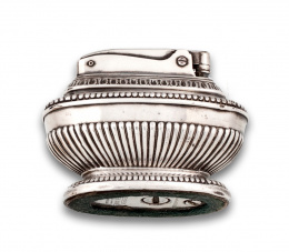 704.  Encendedor de mesa Ronson” Quenn Ann” con gallones en plateado.