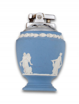 706.  Encendedor de mesa Ronson con base en porcelabna de Wedgwood.