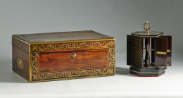 629.  Caja para puros en madera de palosanto e interior en cedro, con herrajes y aplicaciones de latón dorado.Trabajo inglés, época victoriana, segunda mitad S.XIX.