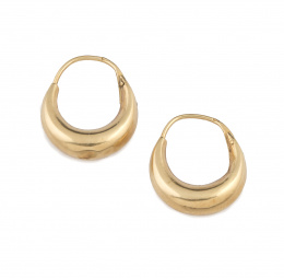 154.  Pendientes criollas que ensanchan en parte inferior, en oro amarillo de 18K