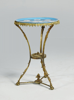 487.  Velador Napoleón III en bronce dorado y tapa de porcelana esmaltada con Luis XVI en el centro y damas, marcada en la base.Trabajo francés de mediados del S. XIX..