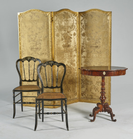 563.  Pareja de sillas volantes en  madera lacada de negro y dorada con incrustaciones de nácar   Trabajo español h.1860..