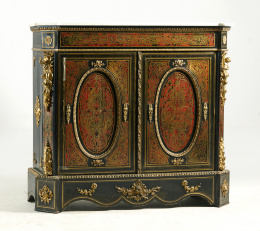 1132.  Entredós de época Napoleón III, en madera de roble ebonizada con decoración Boulle en carey y aplicaciones de bronce. Trabajo francés, segunda mitad S. XIX.