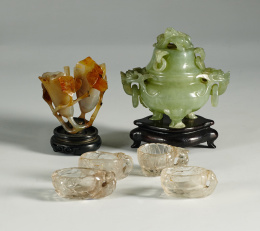 1156.  Incensario en jade, con tapa rematada por flores y asas con forma de dragón.Dinastia Qing, China ff. del S. XIX.