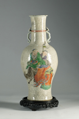 1234.  Jarrón en gres esmaltado con dos personajes y un dragón, sobre peana tallada en madera ebonizada.Japón, siglo XIX