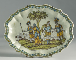 1098.  Fuente de cerámica esmaltada con escena mitólogica con Diómede, Nester, Menelas y Agamenon.Francia, S. XVIII.